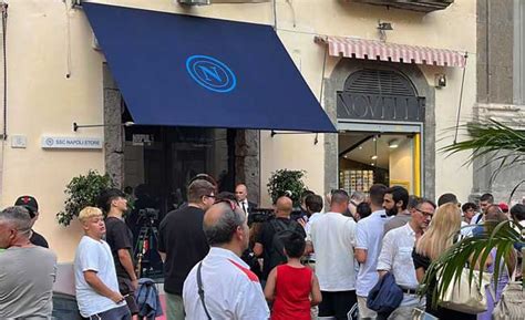 Inaugurato store del Napoli in via Calabritto, presente .